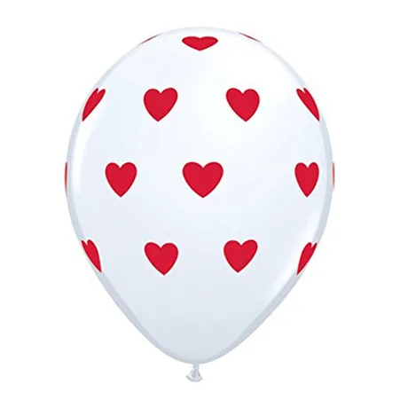 Latexballon mit rotem Herzmotiv auf weißem Hintergrund