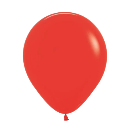 Roter Pastell-Latexballon in klassischer Tropfenform